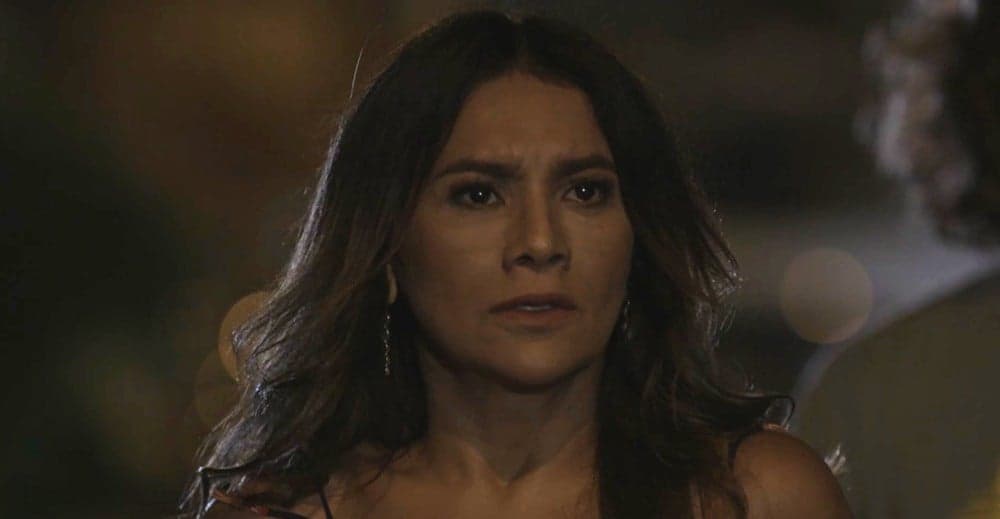 Janaína (Dira Paes) em cena na novela das sete da Globo Verão 90 