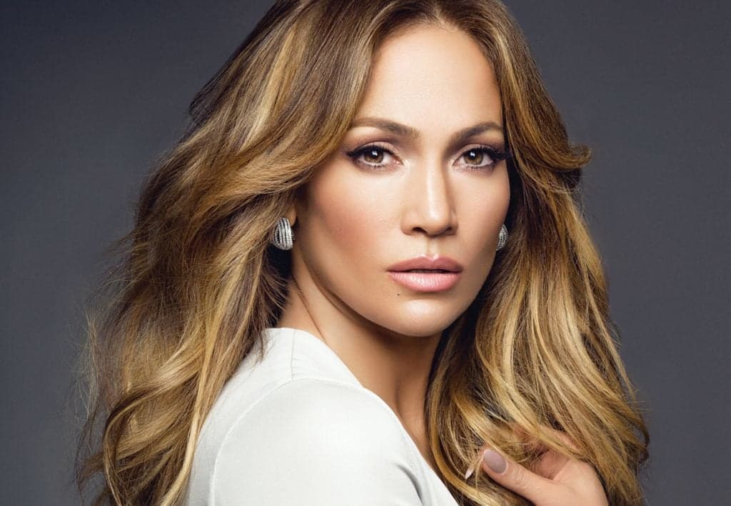 Aos 49 anos, Jennifer Lopez compartilha foto ousada e deixa público assustado com detalhe impressionante
