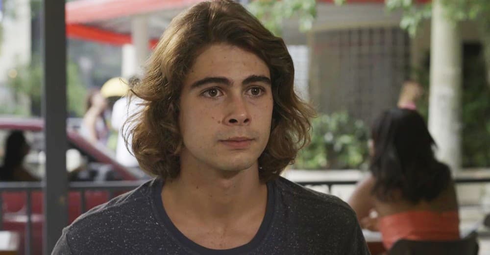 João (Rafael Vitti) não saberá como contar a verdade para Manu (Isabelle Drummond) na Globo em Verão 90