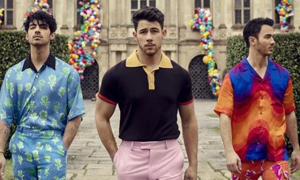 Jonas Brothers surpreendem e lançam novo álbum após seis anos; confira