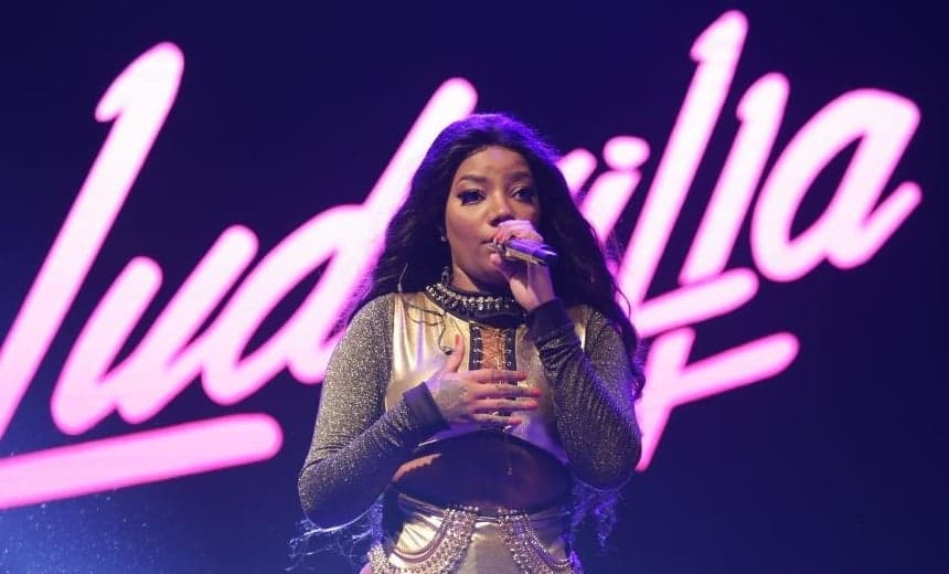 Ludmilla admite que não é a primeira vez que se envolve com uma mulher e revela: "fico muito excitada"