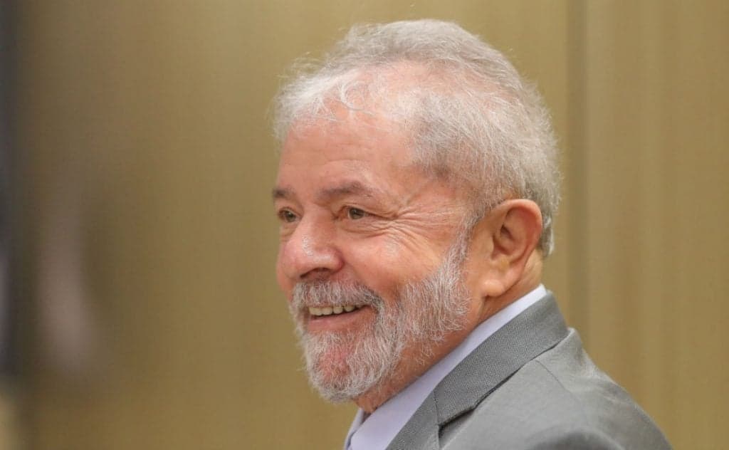 Famoso cantor responde à plateia que pede "Lula livre" e situação sai do controle com tumulto e gritaria