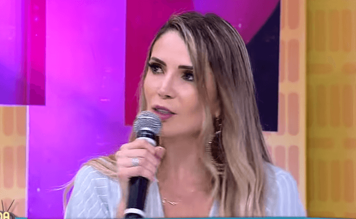 Namorada de Danilo Gentili, Carla Cristal (Foto: Reprodução/ RedeTV!)