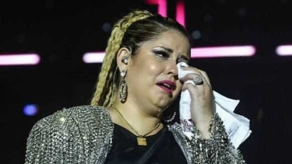 Após pancadaria em show, Marília Mendonça é atingida, passa mal em cima do palco e público se assusta; confira o vídeo