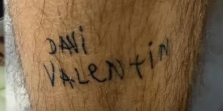 Padrasto do filho de Neymar, e atual da modelo Carol Dantas, tatuou os nomes Davi e Valentin (Reprodução: Instagram) Padrasto do filho de Neymar, e atual da modelo Carol Dantas, tatuou os nomes Davi e Valentin (Reprodução: Instagram)