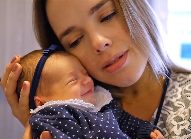 Thaeme compartilha momento inédito ao lado da filha Liz, de apenas dois meses, e divide opiniões