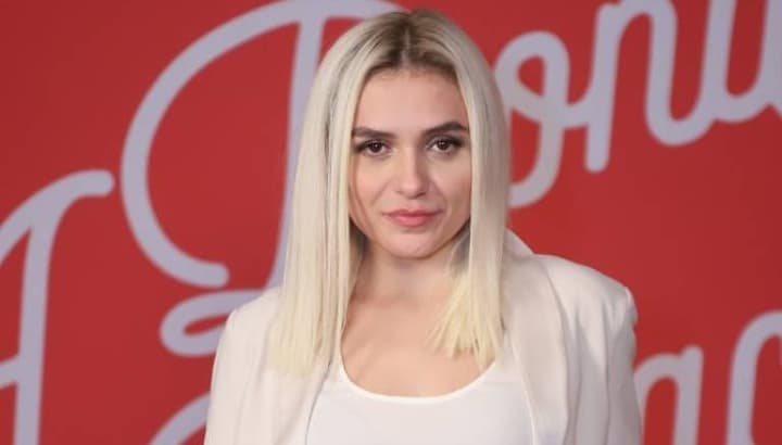 Monica Iozzi radicaliza, platina os fios e adota visual curtíssimo: "Ano novo, cabeleira nova"