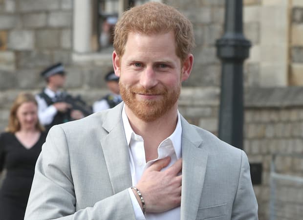 Príncipe Harry é flagrado durante voo, toma atitude surpreendente e deixa público perplexo