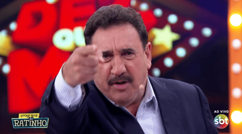 Ratinho deixa atriz constrangida no SBT