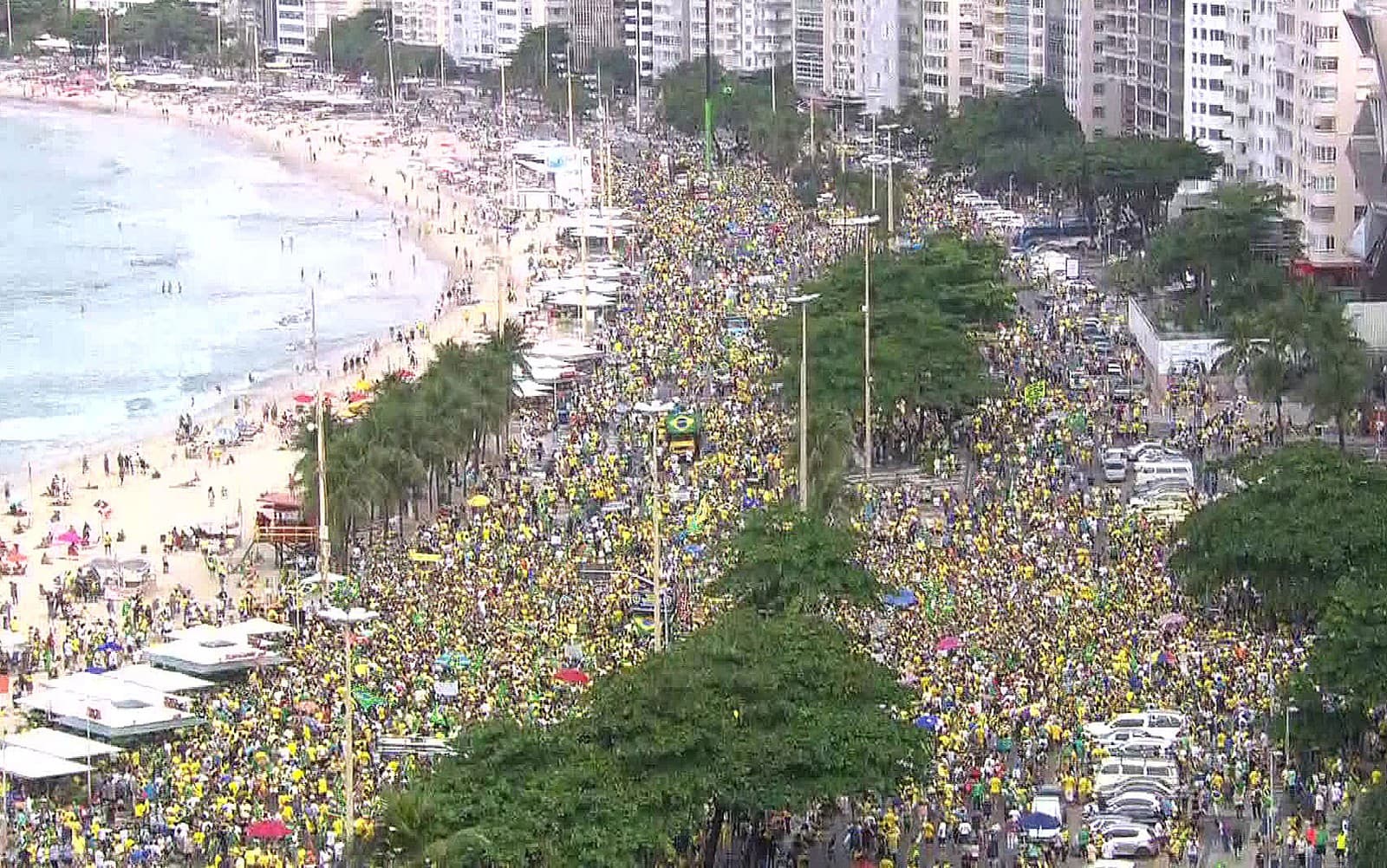 Rio de Janeiro, 12h20: Manifestantes reunidos na orla de Copacabana em defesa do presidente Jair Bolsonaro e das medidas do governo — Foto: Reprodução/GloboNews Rio de Janeiro, 12h20: Manifestantes reunidos na orla de Copacabana em defesa do presidente Jair Bolsonaro e das medidas do governo — Foto: Reprodução/GloboNews