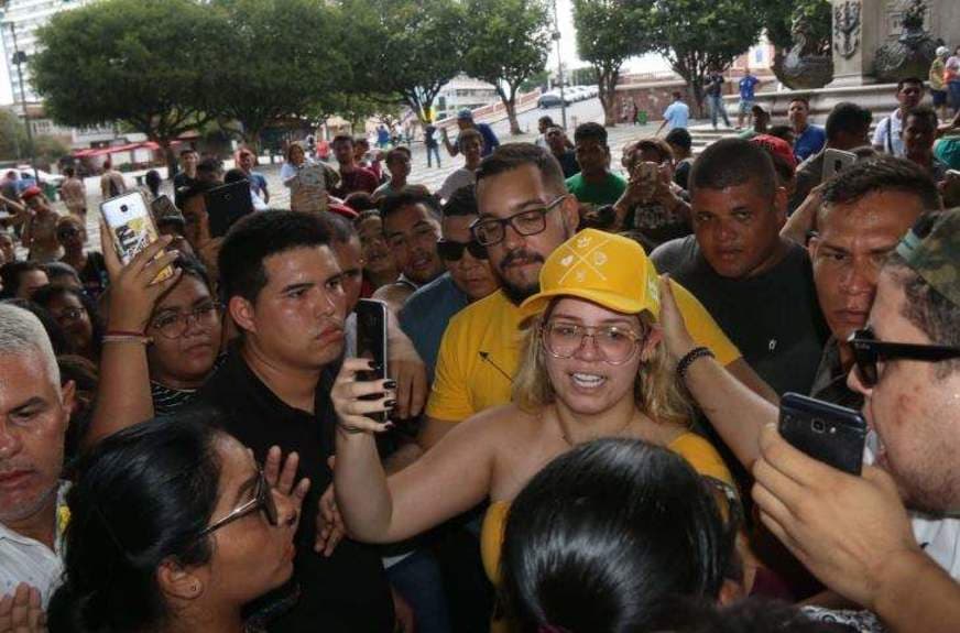 Marília Mendonça abandona show após sofrer atentado; público foge as pressas e imagens chocantes são divulgadas