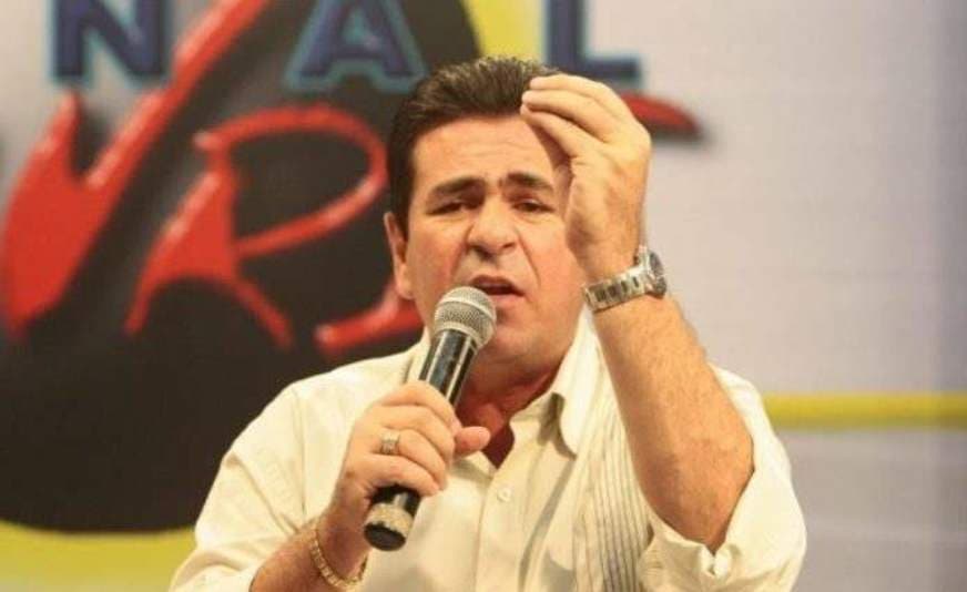 Após inúmeros assassinatos, apresentador brasileiro é preso, verdade vem à tona e público fica espantado