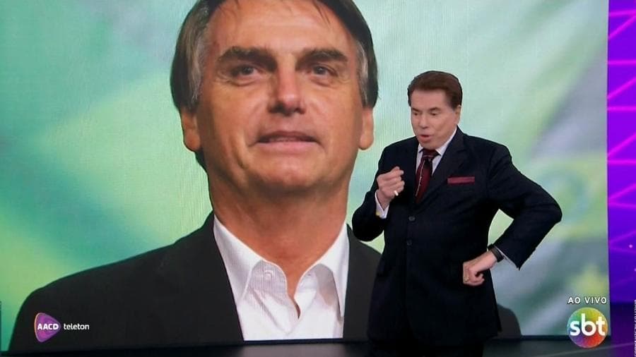 Silvio Santos surpreende e leva Jair Bolsonaro pro palco do seu programa no SBT