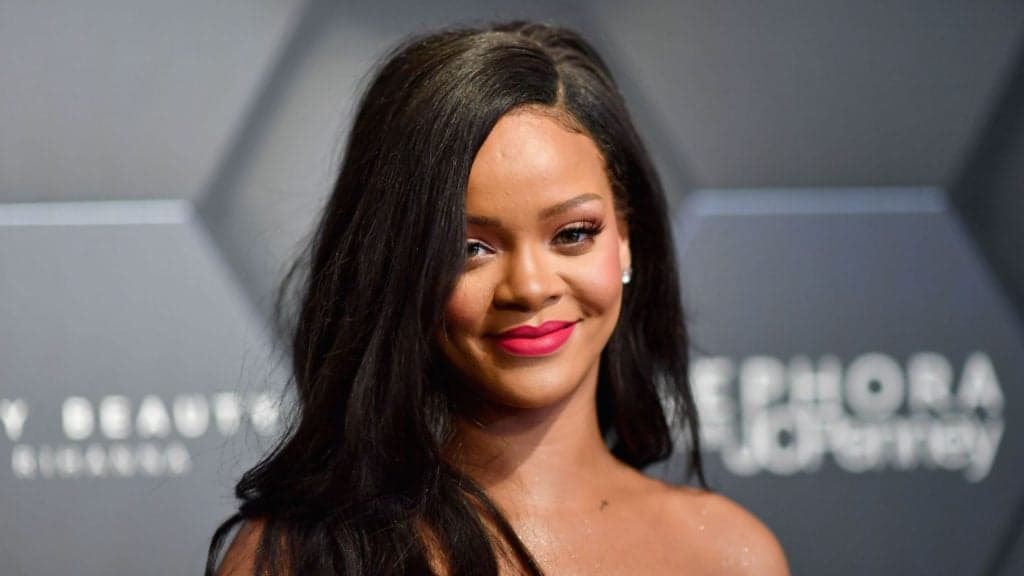 Após agressão, Chris Brown comenta foto de Rihanna e deixa fãs revoltados
