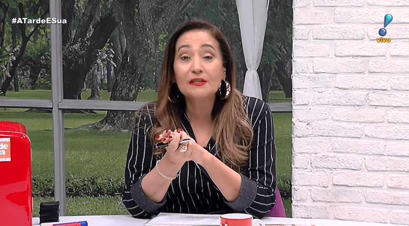 Sonia Abrão é hospitalizada, surge deitada em maca e estado de saúde é divulgado