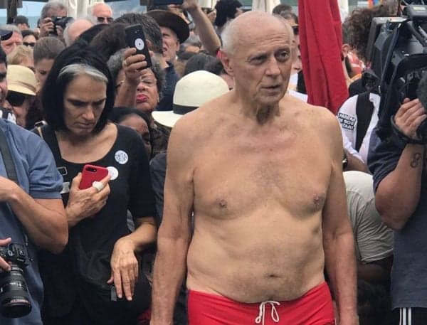 Aos 77 anos, Eduardo Suplicy vai à manifestação só de sunga, imagem é divulgada e choca