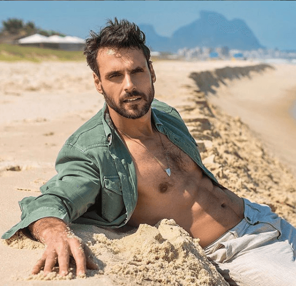 Após foto, famosas ficam soltinhas e "exaltam" protagonista de Topíssima da Record Felipe Cunha