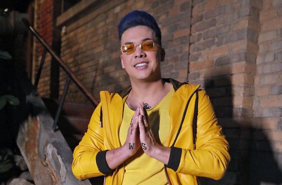 Wesley Safadão pinta cabelo e faz tatuagens falsas para gravação de clipe — Foto: Ederson Wesley Safadão pinta cabelo e faz tatuagens falsas para gravação de clipe — Foto: Ederson