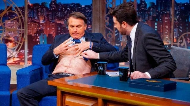Bolsonaro vai aos prantos no The Noite com Danilo Gentili e mostra abdome que foi dilacerado