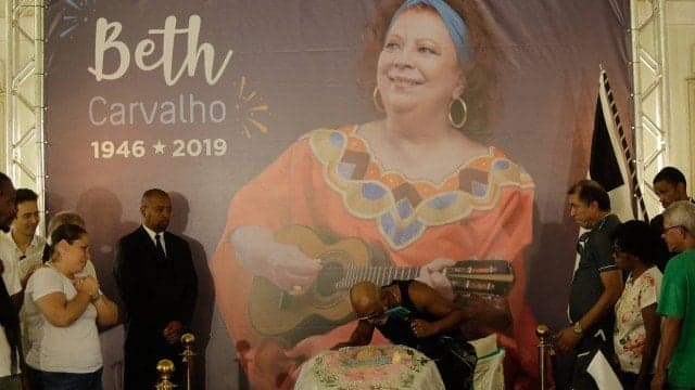 Beth Carvalho será levada ao cemitério em carro do Corpo de Bombeiros e velório é marcado por emoção