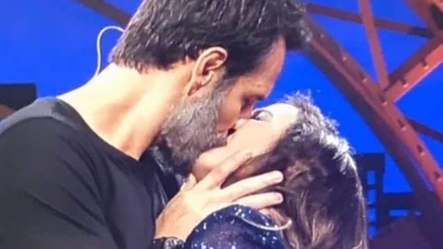 Tatá Werneck grava nova temporada do Lady Night e dá beijaço em Rodrigo Santoro: 'Podemos afirmar que foi técnico?'