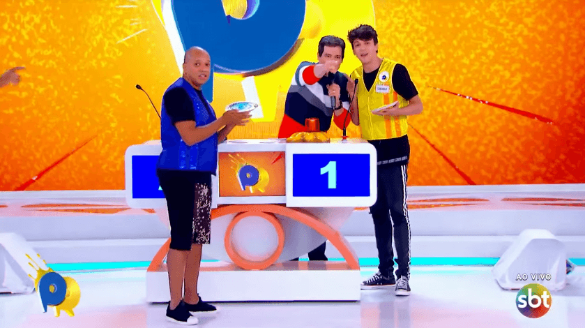 Domingo Legal: Youtuber famoso faz o que não deve e acaba derrubando funcionária do SBT ao vivo