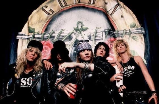 Baterista do Guns N' Roses se esfaqueia, é internado e estado é gravíssimo