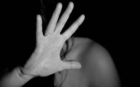 Famosa cantora revela apanhar tanto do marido que chegou a desmaiar: "Ele tapava minha respiração"