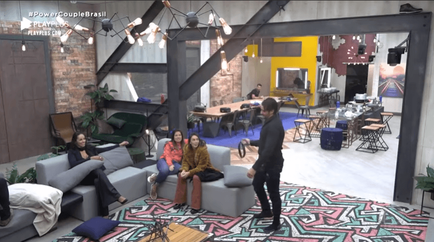 Power Couple Brasil 4: Folhas sai dando cintada em André e Lucas