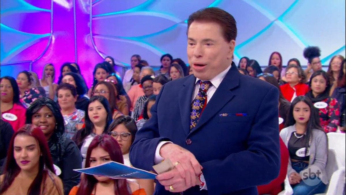 Silvio Santos recebeu os filhos de Jair Bolsonaro no Jogo das 3 pistas (Foto: Reprodução)