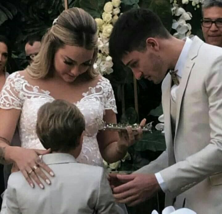 Carol Dantas com o marido, Vinícius Martinez, e Davi Lucca em seu casamento (Foto:Reprodução/Instagram) Carol Dantas com o marido, Vinícius Martinez, e Davi Lucca em seu casamento (Foto:Reprodução/Instagram)