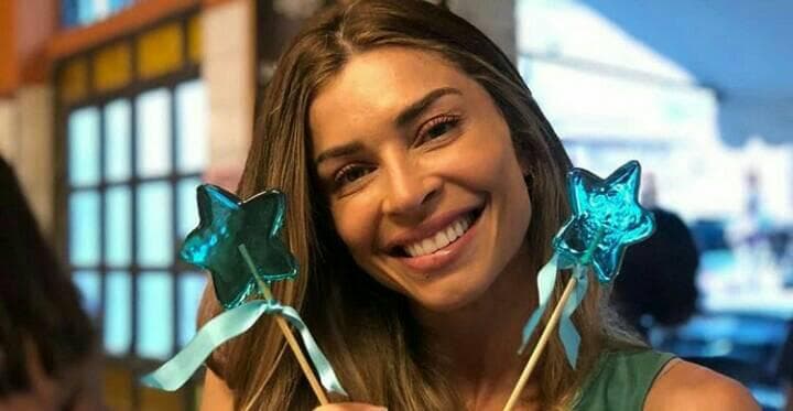 Grazi Massafera comemora data única, é surpreendida nos bastidores e chama atenção com atitude