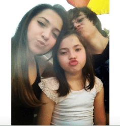 Os três irmãos; Camilla, Rafael Miguel e sua irmã mais nova (Retratos antigos da família Miguel (Foto Reprodução/Instagram)