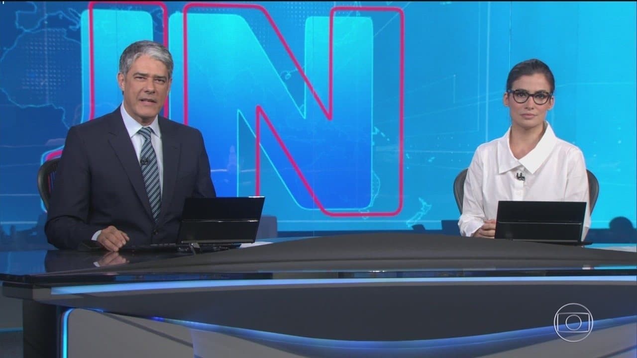William Bonner e Renata Vasconcellos no Jornal Nacional, principal jornal da Globo; emissora sofreu acusações do jornalista Glenn Greenwald (Foto: Reprodução)
