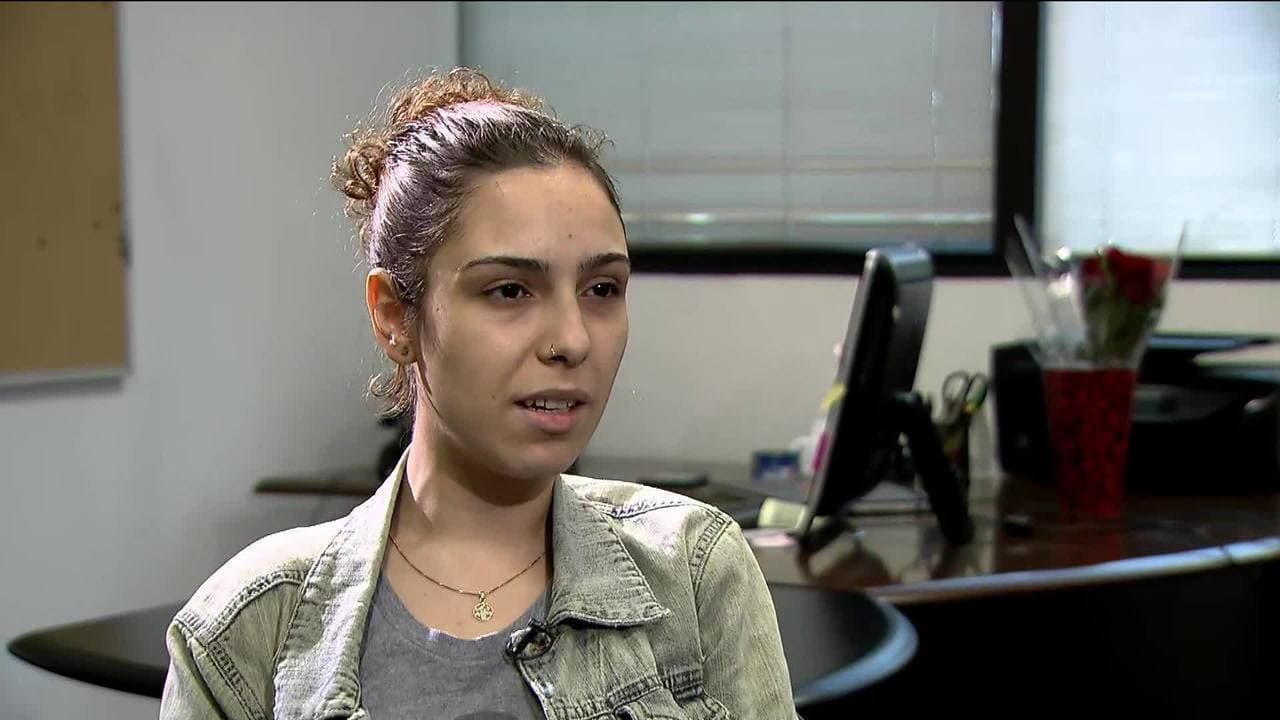 Namorada de Rafael Miguel durante entrevista concedida à Globo e veiculada no Jornal Nacional (Foto: Reprodução) Namorada de Rafael Miguel durante entrevista concedida à Globo e veiculada no Jornal Nacional (Foto: Reprodução)