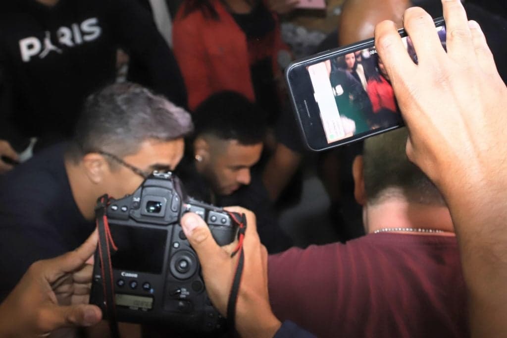 Neymar chega para depor de cadeira de rodas, causa tumulto e tem surpresa bizarra na delegacia