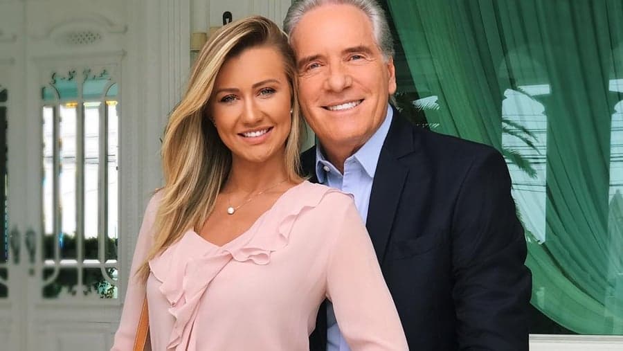 Mulher de Roberto Justus surge com micro biquíni e viraliza na internet