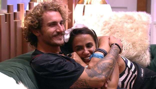 Carol Peixinho do BBB19 anuncia casamento com Alan: 'Muito amor'