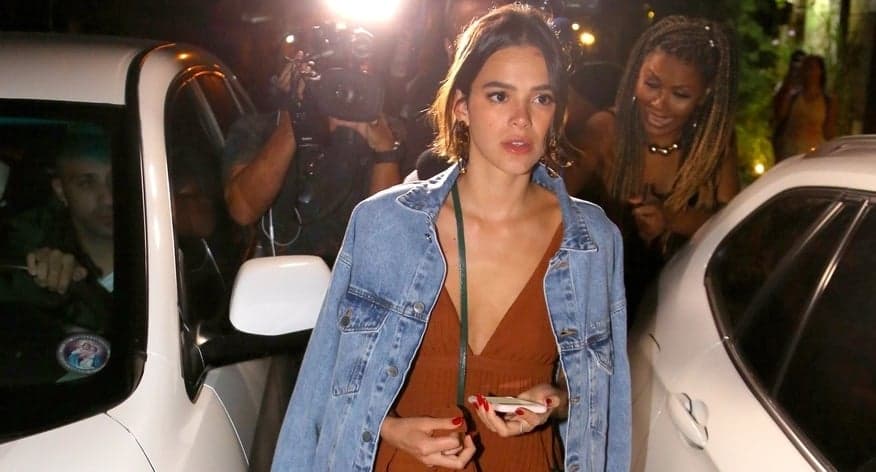 Bruna Marquezine tem intimidade exposta, briga com fã, fica furiosa e divide opiniões