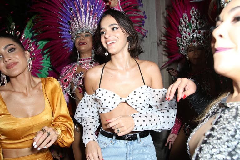 Bruna Marquezine surge provocante sem sutiã, espanta os fãs e cai na farra