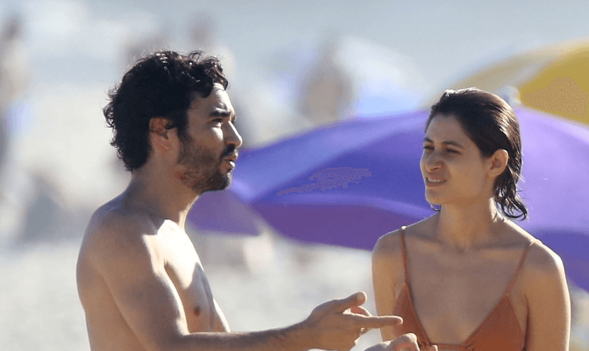 Caio Blat curte praia ao lado da namorada e chama atenção pelo volume impressionante