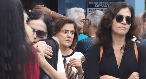 Fernanda Montenegro, Marieta Severo, Pedro Bial e outros famosos da Globo vão a velório de Flora Diegues e lamentam morte precoce da atriz