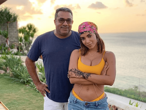 Anitta é colocada contra a parede pelo pai que faz apelo para filha e ela se revolta: "apaga esta merda"