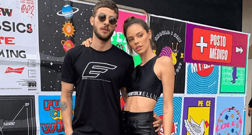 Chay Suede, Laura Neiva e Rafa Vitti foram flagrados em um momento íntimos