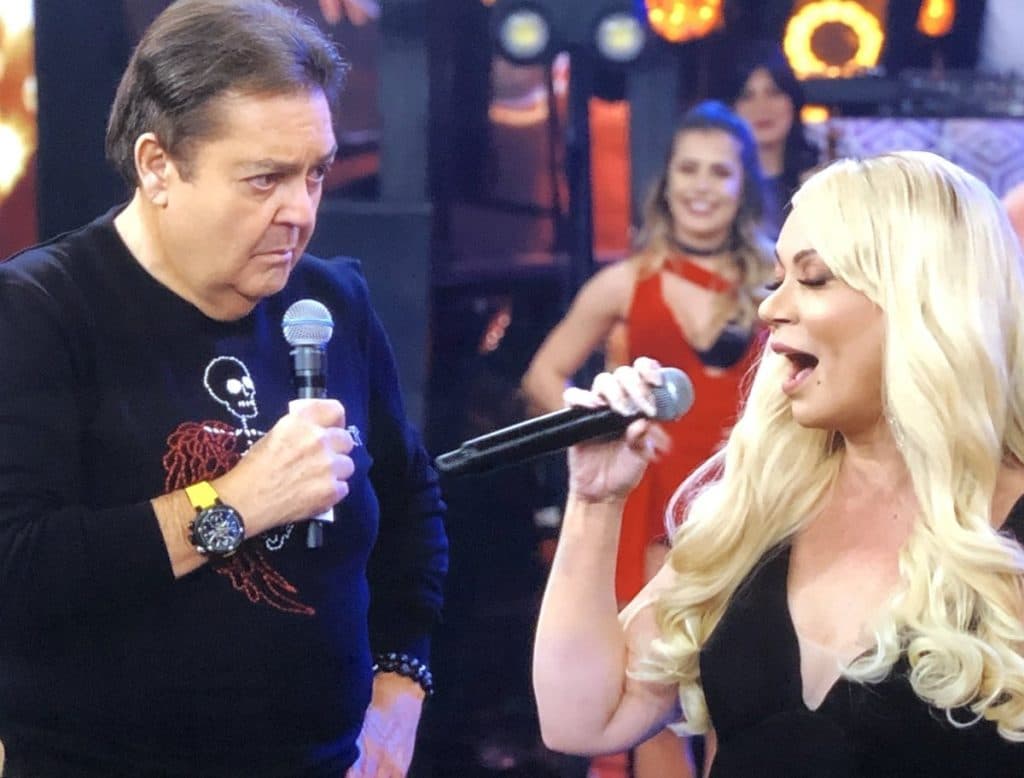 Solange Almeida toma atitude estranha no Domingão do Faustão, público fica sem reação e detona