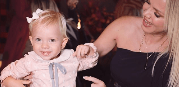 Eliana leva a filha em evento, que rouba a cena e chama a atenção por look fofo
