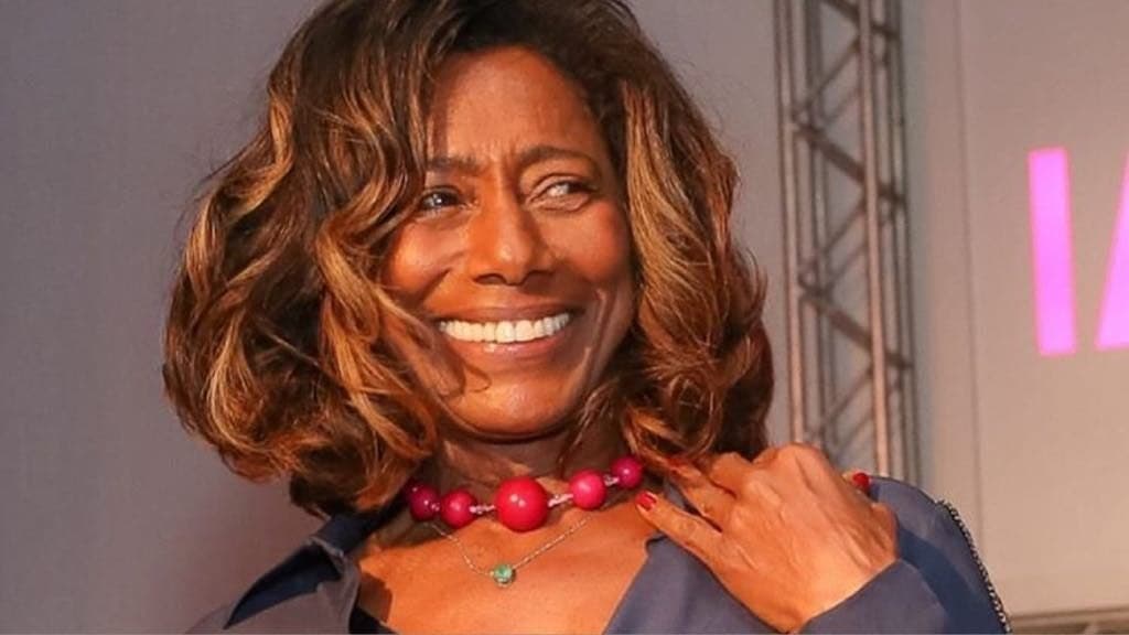 Gloria Maria é flagrada em aeroporto com aparência nunca vista antes
