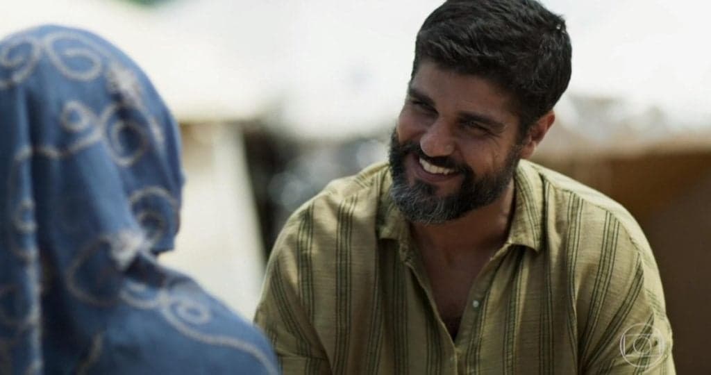 Órfãos da Terra: Depois de ver seu amor ser assassinado, Hussein volta a Globo e faz Dalila tremer
