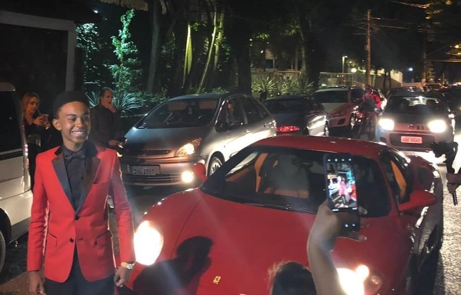 Jean Paulo Campos, o Cirilo de Carrossel, faz festa luxuosa, chega de Ferrari, mas barraco e confusão tomam conta