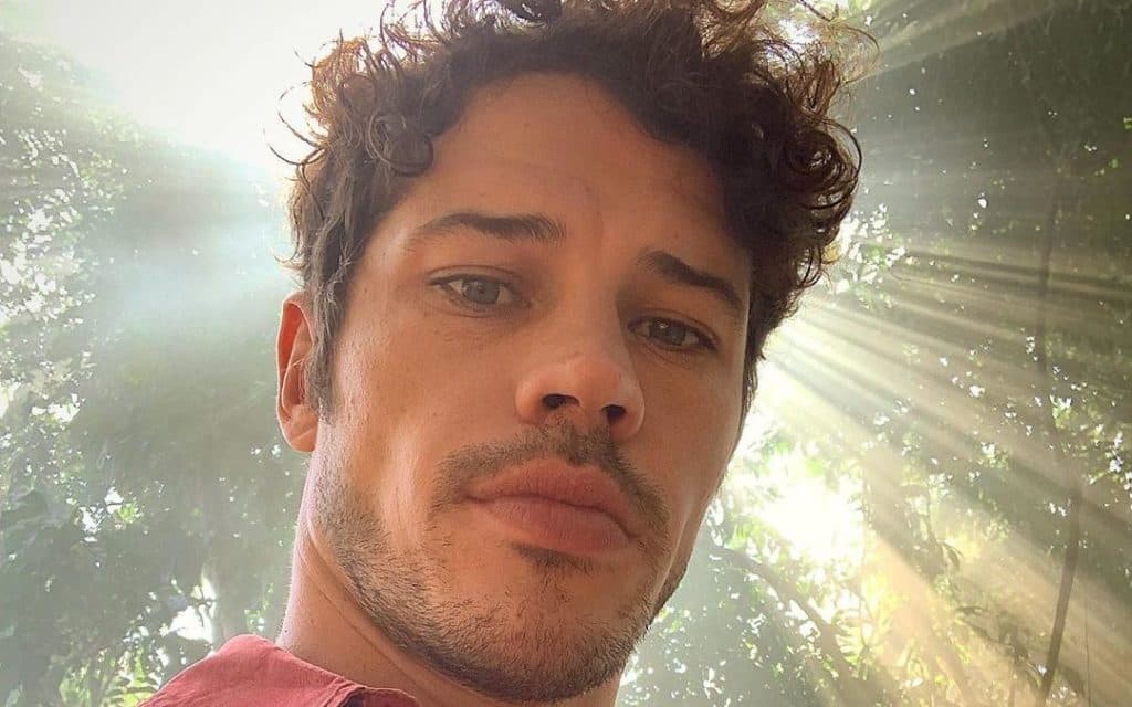 José Loreto se envolve em confusão na praia